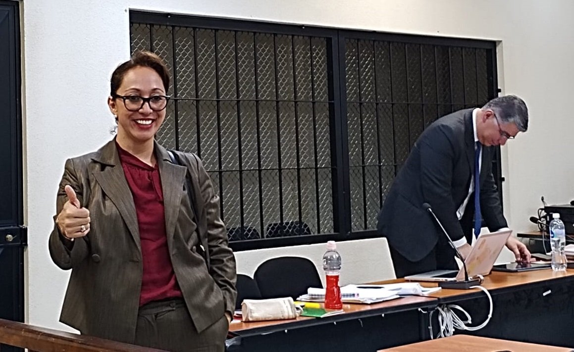  La jefa de la FECI en Quetzaltenango tras terminar la cuarta jornada del debate oral y público, sonríe a los presentes. Foto: Mirna Alvarado 